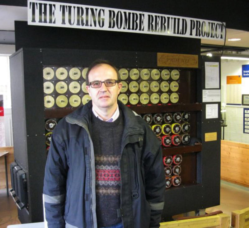 Luis Hernández junto a una reconstrucción de la bomba de Turing- CSIC