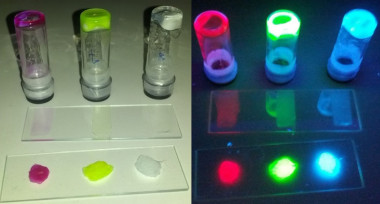 <p>Gomas con proteínas luminiscentes roja, verde y azul usadas para fabricar los BioLED. / M. D. Weber/University of Erlangen-Nuremberg</p>