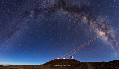 <p>Los láseres de los dos telescopios Keck (Hawaii), propagándose en dirección al centro galáctico. Cada láser crea una estrella artificial que se emplea para corregir la distorsión de las imágenes producida por la atmósfera de la Tierra./ Ethan Tweedie</p>