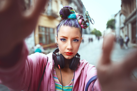 <p>Al observar la juventud actual, los mayores comparan el presente con una visión del pasado inflada artificialmente. / Adobe Stock</p>