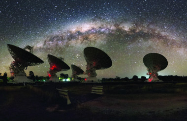 <p>El Australian Telescope Compact Array (ATCA) ha permitido determinar la ubicación de la ráfaga de radio FRB 150418. / Alex Cherney</p>
