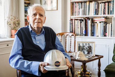 <p>Luis Ruiz de Gopegui todavía conserva el casco de la NASA que tantos años llevó sobre su cabeza. / Álvaro Muñoz / SINC</p>