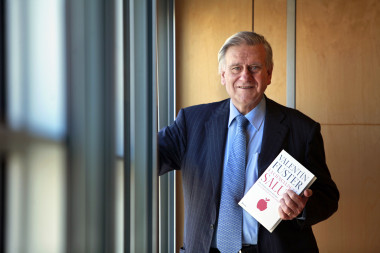 <p>El cardiólogo Valentín Fuster con su libro. Imagen: SINC</p>