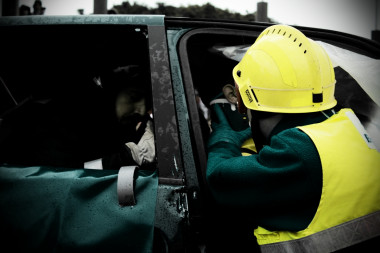 <p>Bomberos rescatan a un accidentado. Imagen: Álvaro Millán</p>