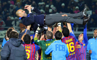 <p>Guardiola manteado por los jugadores del F. C. Barcelona tras ganar la Copa Mundial de Clubes 2011. / <a href="https://www.flickr.com/people/globalite/" target="_self">Christopher Johnson</a>/ <a href="https://es.wikipedia.org/wiki/Pep_Guardiola#/media/Archivo:FC_Barcelona_Team_2011.jpg" target="_blank">Wikipedia</a> </p>