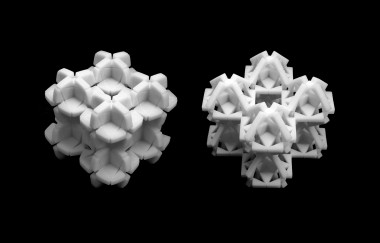 <p>Los metamateriales reconfigurables en forma son capaces de lograr un cambio morfológico al aplicar cargas y mantener la forma deseada cuando se elimina la carga. / UC3M</p>