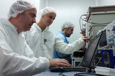 <p>El Grupo de Optoelectrónica Orgánica (OOG) de la Universidad Rey Juan Carlos trabajando en la litografía de oxidación sobre grafeno. / URJC</p>