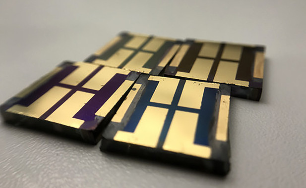 <p class=" text-left">Cambiar los llamados materiales de transporte de agujeros (HTM) de las celdas solares de perovskita también hacen variar su color. / ICIQ</p>