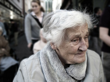 <p class=" text-left">Ser una persona socialmente comprometida y participar en la comunidad tiene efectos positivos sobre el bienestar subjetivo de los mayores. / <a href="https://pixabay.com/es/photos/dependiente-demencia-mujer-edad-100343/" target="_blank">Pixabay</a></p>