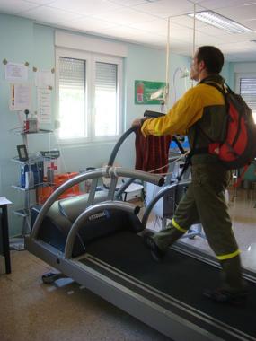 <p>Un especialista en la extinción de incendios forestales realiza una prueba de esfuerzo en el laboratorio del Grupo de Investigación en Valoración de la Condición Física de la Universidad de León. Foto: DiCYT.</p>