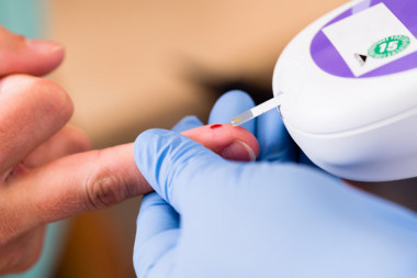 <p>Un paciente con diabetes se extrae una muestra de sangre. / Fotolia</p>