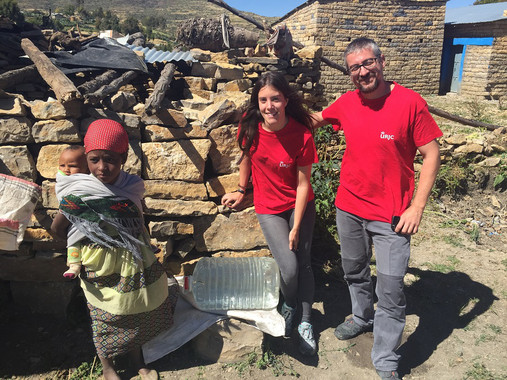 <p>Los investigadores Javier MarugÃ¡n y Ãngela GarcÃ­a han visitado zonas rurales de EtiopÃ­a para supervisar la implementaciÃ³n del proceso de desinfecciÃ³n solar de agua. / URJC</p>