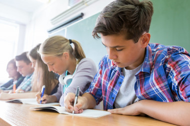 <p>Alumnos y alumnas resolviendo un test de inteligencia. / Adobe Photostock</p>