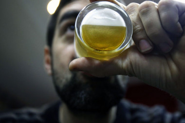 <p>Los mayores incrementos del perímetro de la cintura se observan en consumos altos de alcohol a lo largo de la vida adulta. Foto: SINC.</p>