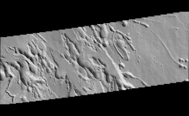 <p>La cámara CaSSIS del orbitador de Exomars ha captado esta imagen de una franja de 25 km en Arsia Chasmata, un región marciana situada en el flanco del gran volcán Arsia Mons. / ESA et al.</p>