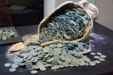 <p>El tesoro de Tomares (Sevilla) fue descubierto en 2016. Está constituido por 19 ánforas con un total de 53.208 monedas romanas de los siglos III y IV. / Exposición Museo Arqueológico de Sevilla</p>