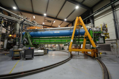<p>Telescopio de axiones solares (CAST) instalado en el CERN. / M. Rosu, CAST collaboration</p>