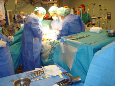 <p><a href="http://plataformasinc.es/index.php/esl/Multimedia/Imagenes/Galeria-de-actualidad-del-23-al-27-de-marzo-2009/Extirpan-por-primera-vez-un-tumor-abdominal-agresivo-utilizando-quimioterapia-hipertermica" target="_self">Los cirujanos durante la intervención.</a> Foto: HVR.</p>