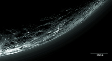 </p>
<p>Plutón y su brumosa atmósfera vista por la sonda New Horizons de la NASA. / G.R. Gladstone et al.</p>
<p>