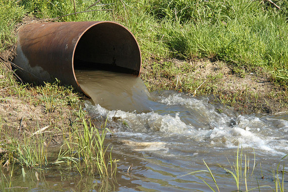 <p>Los investigadores de la UPM buscan tratamientos alternativos que permitan una degradación eficiente de los contaminantes orgánicos en las aguas residuales / <a href="https://commons.wikimedia.org/wiki/File:Discharge_pipe.jpg" target="_blank">Wikimedia Commons</a></p>