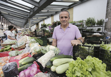 <p>Eduardo Malagón en un mercado local / UPV/EHU</p>