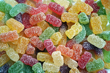 <p>Existe un síndrome de adicción a comida que se manifiesta en la incapacidad para controlar y regular su consumo y que puede desembocar en obesidad. / <a href="https://pixabay.com/es/photos/habas-de-jalea-candy-el-%C3%A1cido-dulce-2201219/" target="_blank">Pixabay</a></p>