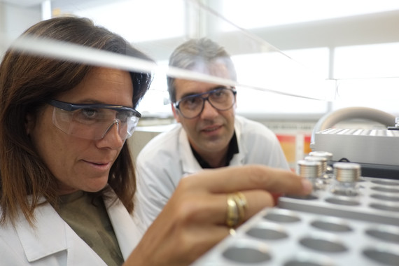 <p>Los investigadores Olga Busto y Ricard Boqué con una nariz electrónica basada en un sistema HS-MS (headspace-mass spectrometer). / URV</p>