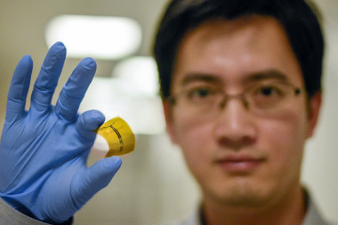 <p>La utilización de electrónica flexible basada en materiales bidimensionales permite generar electricidad a partir de señales electromagnéticas presentes en el ambiente, como las del wifi. / MIT/UPM</p>