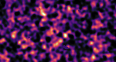 <p>Mapa de materia oscura (marcada en rosa aunque es invisible) obtenida con el sondeo KiDS, donde se aprecia una red expansiva de regiones densas (iluminadas) y vacías (oscuras)./ Kilo-Degree Survey Collaboration, H. Hildebrandt & B. Giblin, ESO</p>
