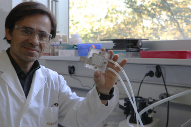 <p>El investigador Ricard Garcia-Valls muestra el dispositivo que captura CO<sub>2 </sub>y genera metanol y otros productos. / URV</p>
