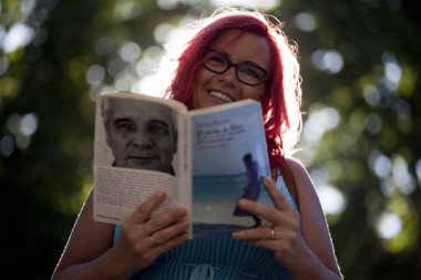 <p>La matemática Clara Grima sueña con el África negra que relata en este libro Javier Reverte. Imagen: SINC.</p>