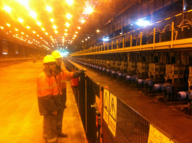 <p>La nueva línea de tratamiento térmico en el tren de laminación de Gijón. Foto: ArcelorMittal</p>