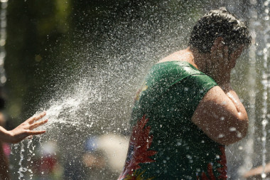 <p>Una persona se refresca debido a las altas temperaturas que hubo en julio de 2013 y que mantuvieron en alerta amarilla o naranja a 23 provincias. / EFE/Juan Carlos Hidalgo</p>