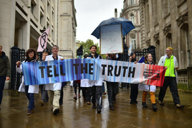 <p>Algunos de los firmantes de la declaración en una manifestación el pasado 12 de octubre en Londres / Extinction Rebellion</p>