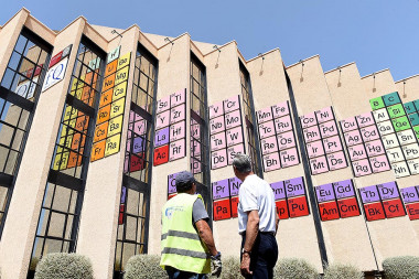 La tabla periódica más grande del mundo está en la fachada de la Facultad de Química de la Universidad de Murcia. / UM

